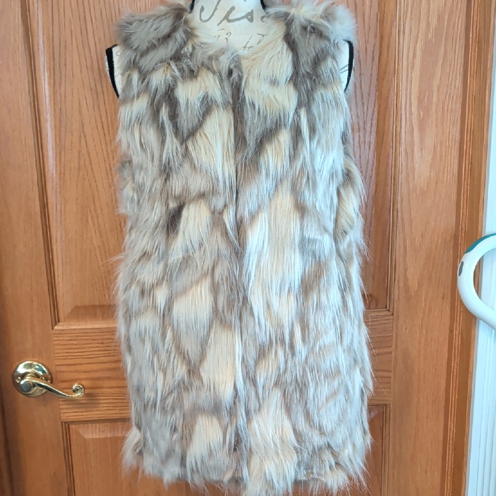 Romeo & Juliet Couture M Long Fluffy Vest in Cream and Brown Toggle Closing